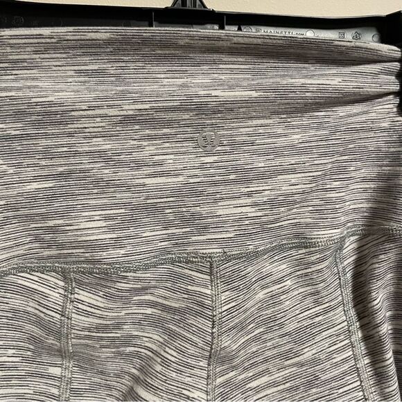 Lululemon Wunder Under Crop II *Scallop 23"- Space Gray- Size 4 - Picture 6 of 9